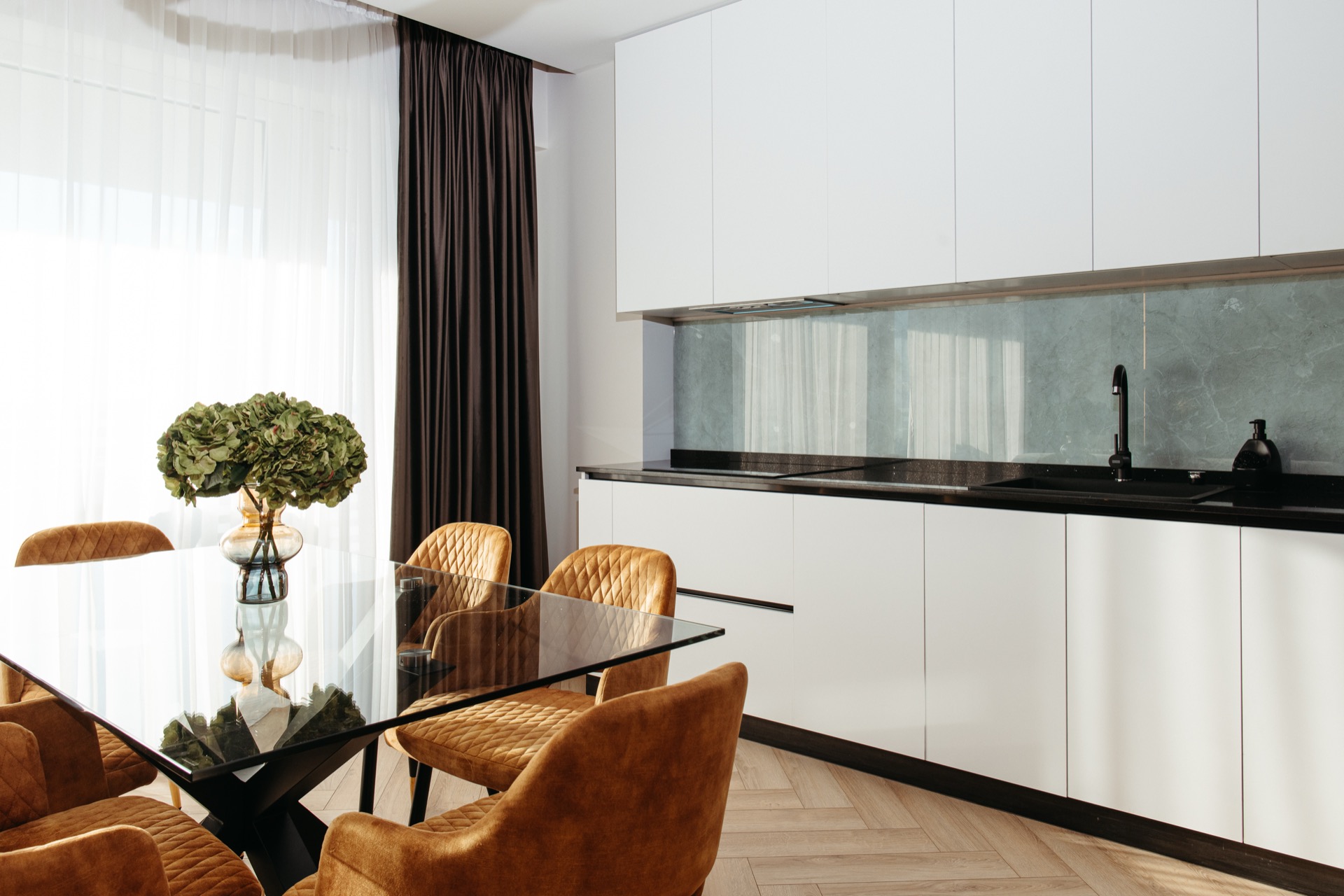 Royal Town — bucătărie modernă cu zona dining