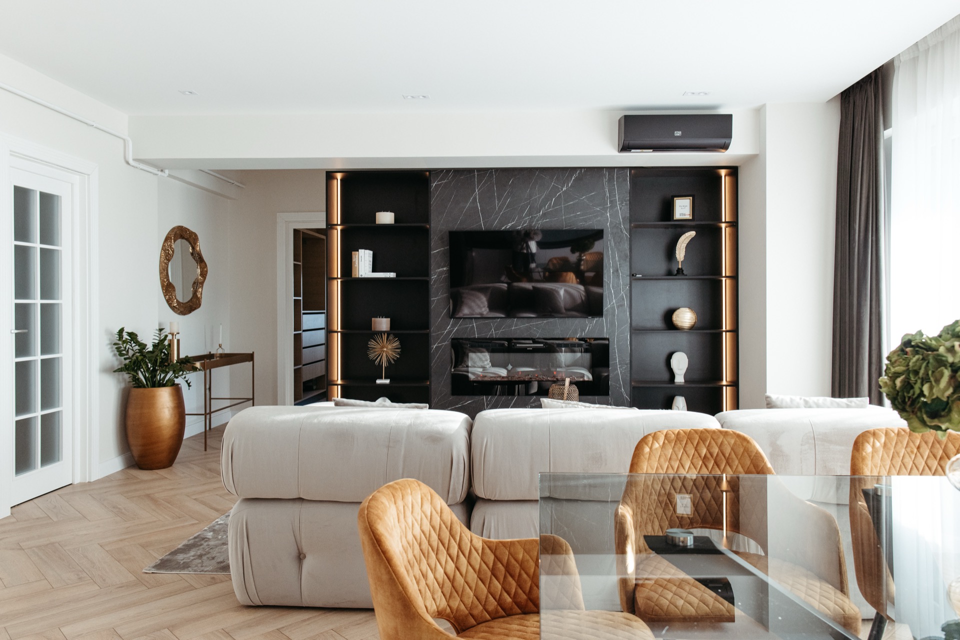 Royal Town — living cu perete de marmură și parchet herringbone