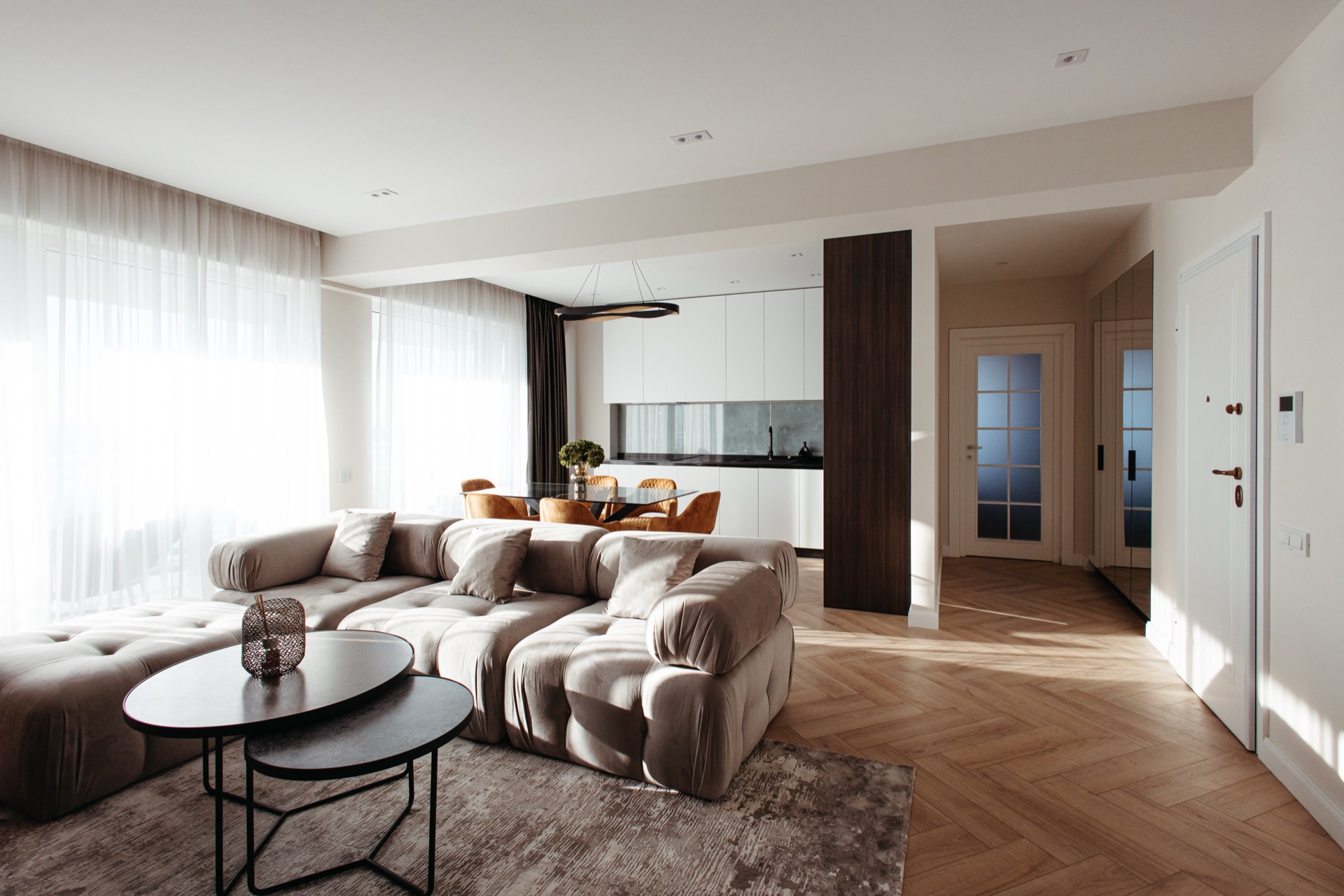 Apartament 3 camere Royal Town — living spațios cu dining