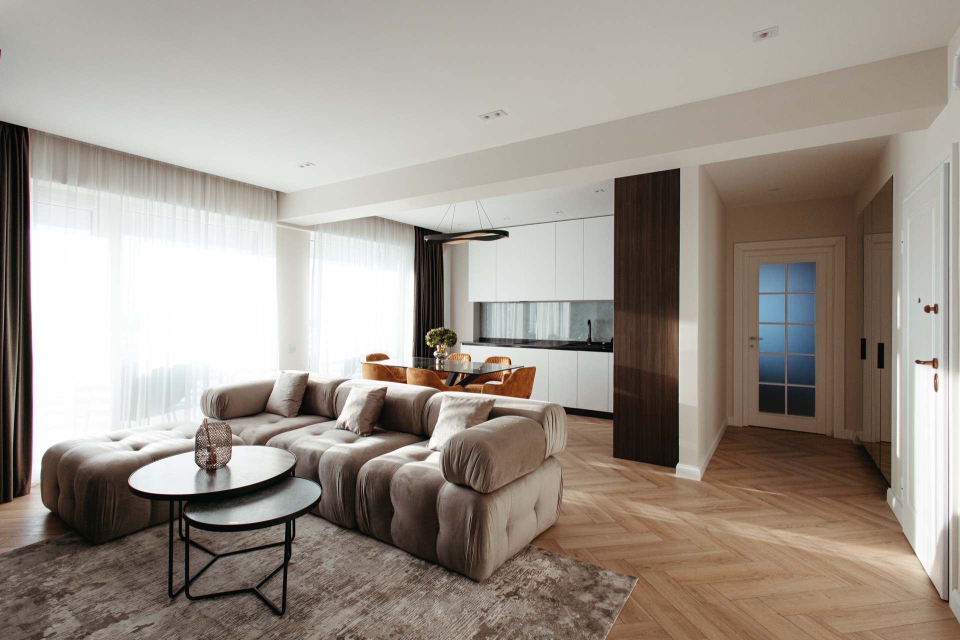 Royal Town — open space luminat cu ferestre generoase