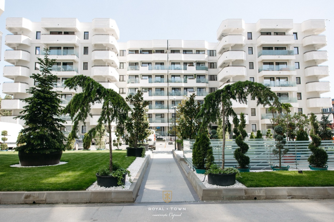 Royal Town Copou — curtea interioară cu spații verzi amenajate